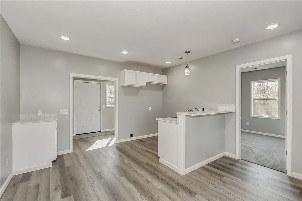 2 bed, 876 sqft, $1,075 — Photo 3