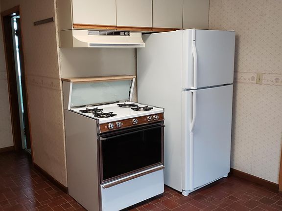 2nd image of 905 Lowry Ave NE #1