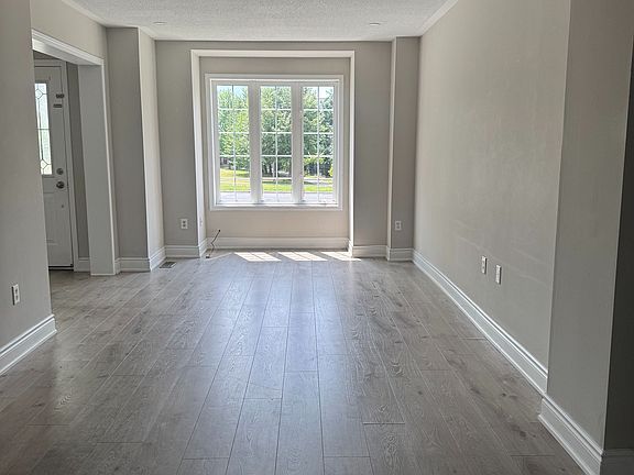 4th image of 482 Bur Oak Ave