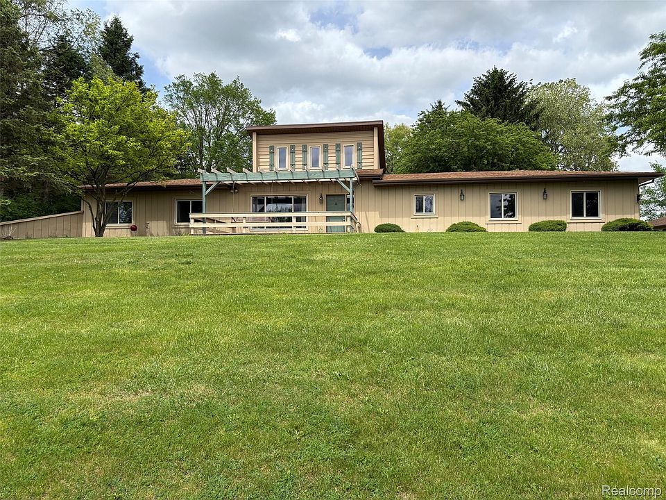 1st image of 885 Lake Forest Dr