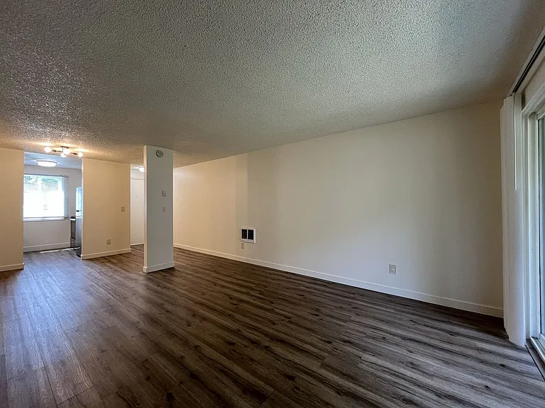 Spacious Corner Apartment with Three Bedrooms, Open Living Space & Modern Kitchen — Photo 17