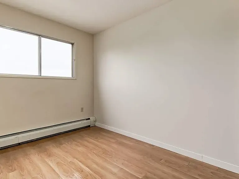 2526 Thompson Cres SE — Photo 16