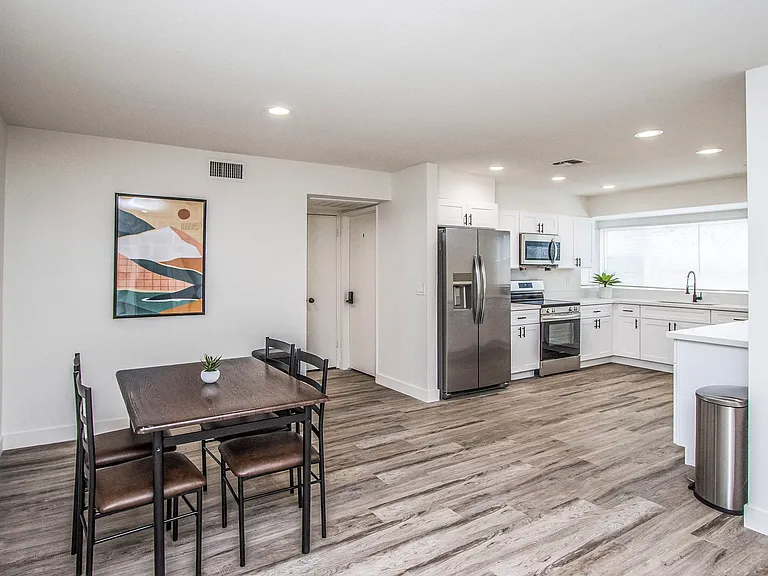 Kitchen & Dining