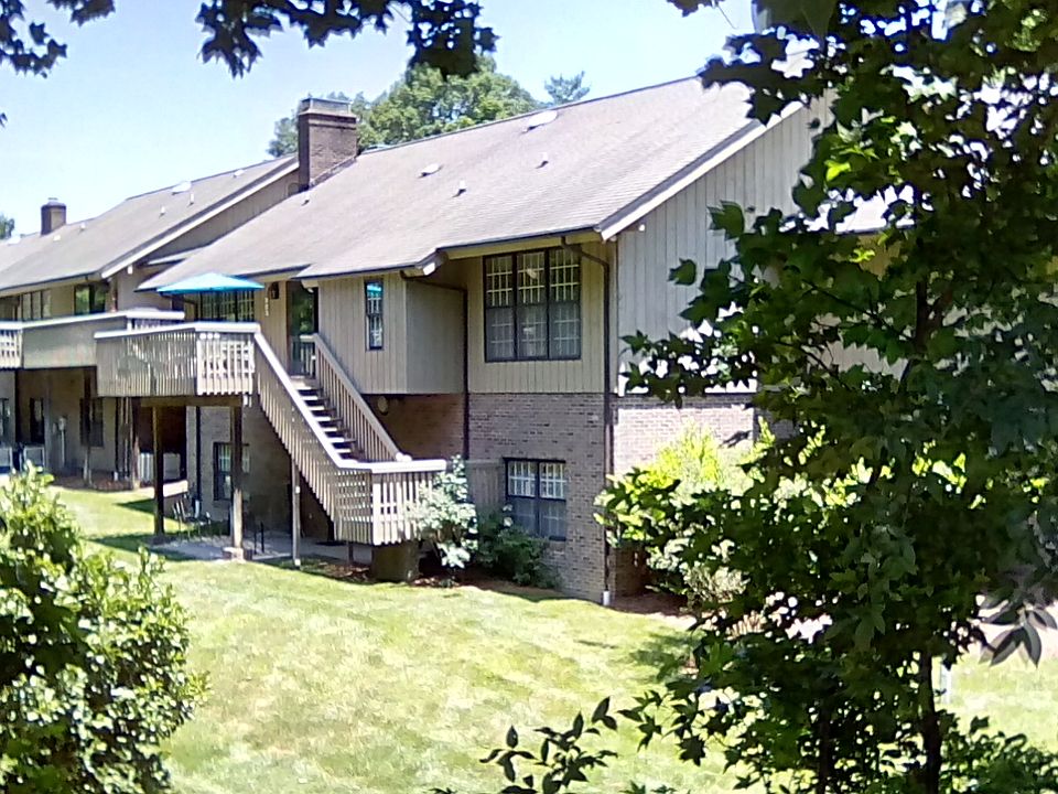 2nd image of 1505 Manhattan St
