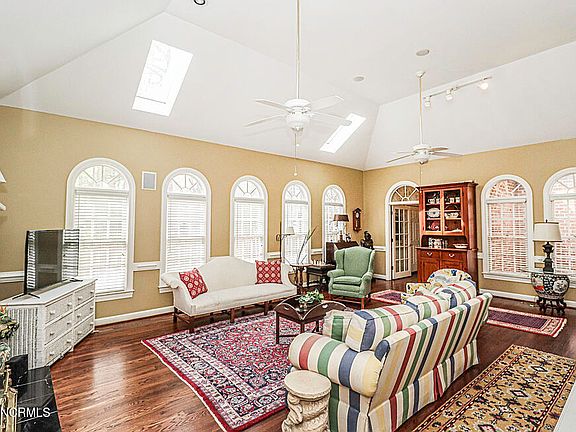 3rd image of 804 Bell Drive