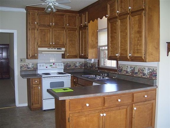 appliances remain...bay window in eating area