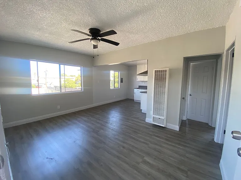 7406 S Hoover St — Photo 9