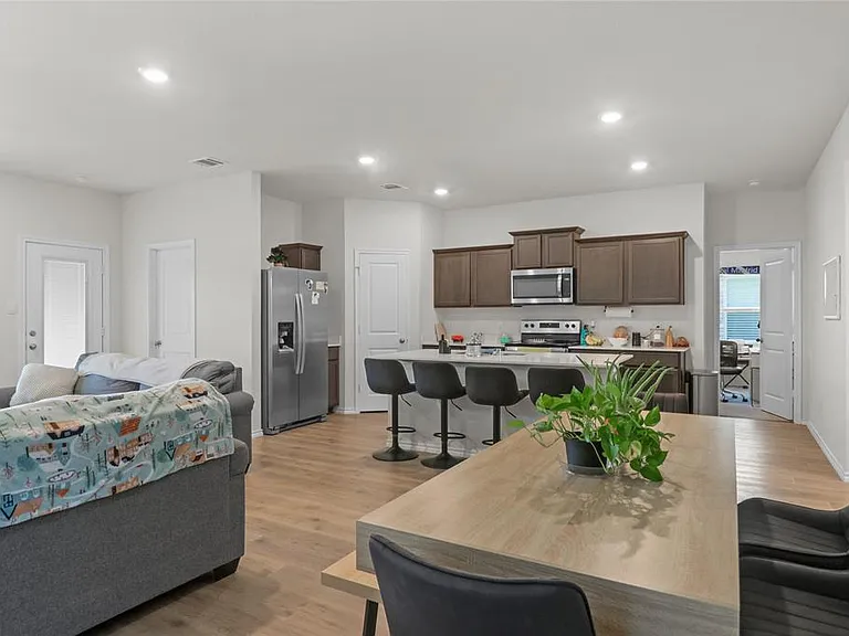 2907 Hadley Dr — Photo 4