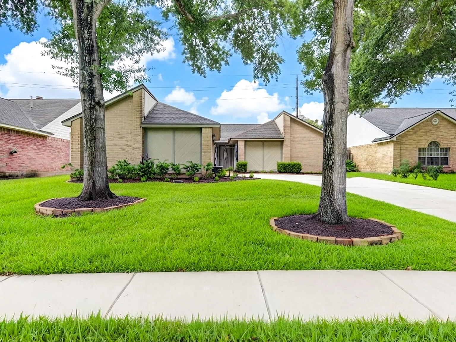 3 bed, 2.0 bath, 1600 sqft, $3,500 — Photo 2