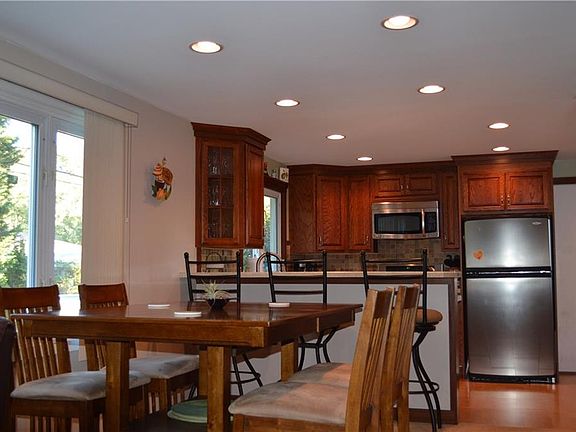 5th image of 186 Kingsbury Ln