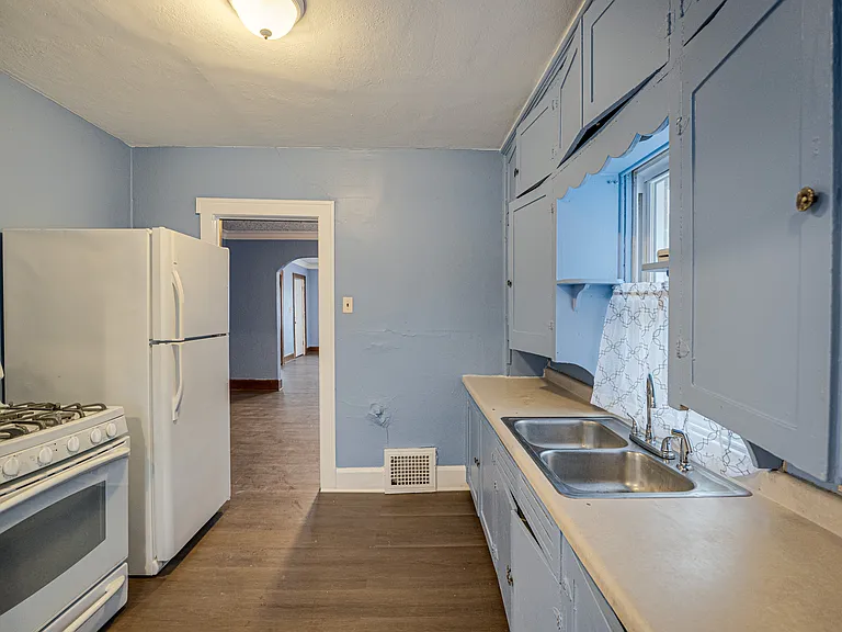 2403 Elm St — Photo 10