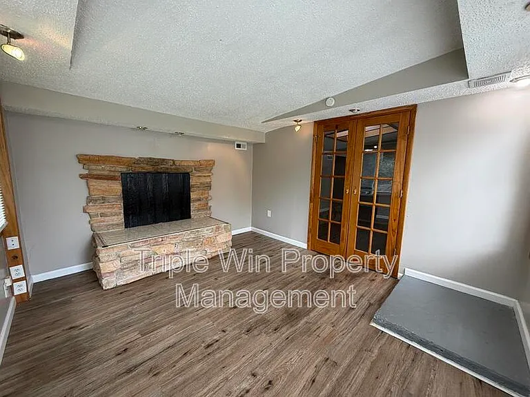 810 Saint Anthony Ln — Photo 27