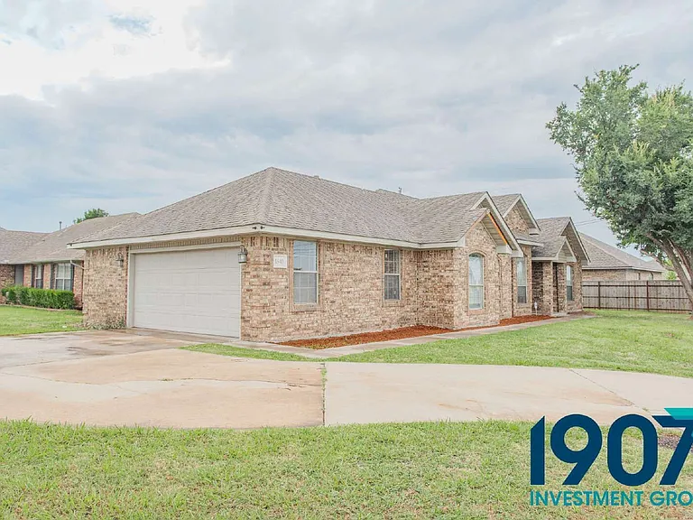1540 N Santa Fe Ave — Photo 4