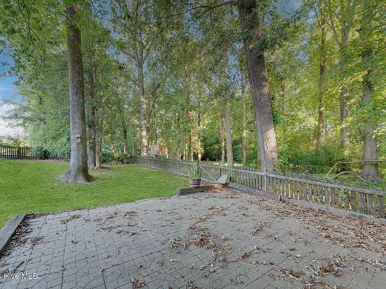 Elizabeth Edwards Ct — Photo 11