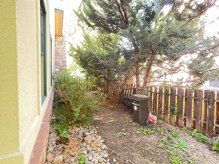 560 University Ave — Photo 72