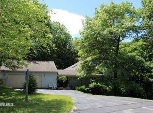 2 Hillside Ct, Galena, IL 61036