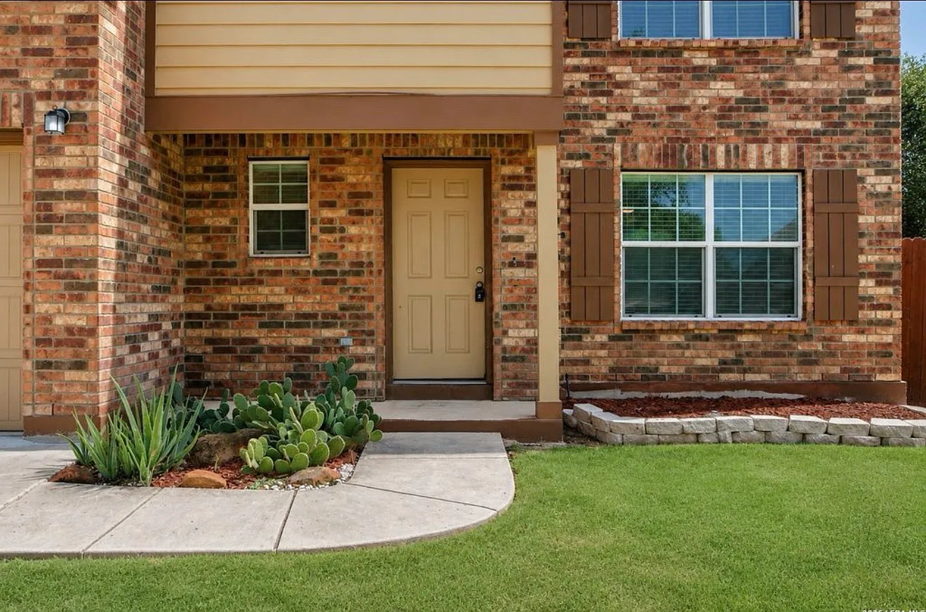 3 bed, 1536 sqft, $1,900 — Photo 2