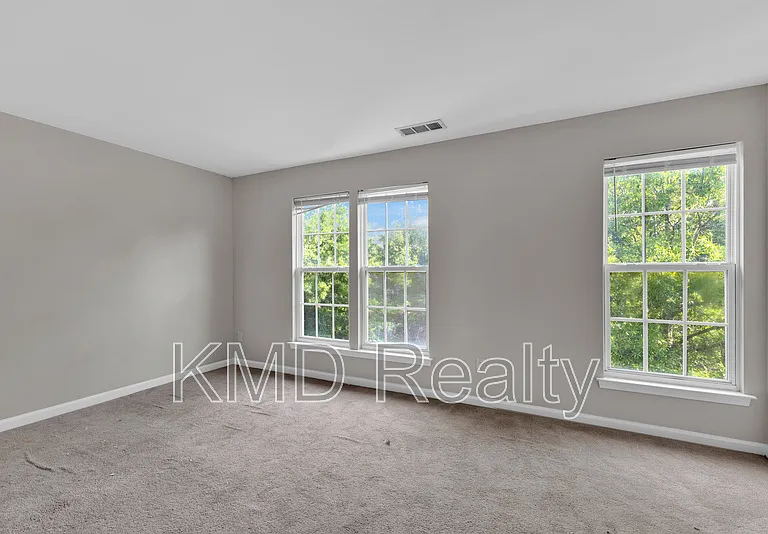 940 Tiger Ln — Photo 13