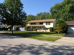 94 Kenilworth Ave, Elk Grove Village, IL 60007