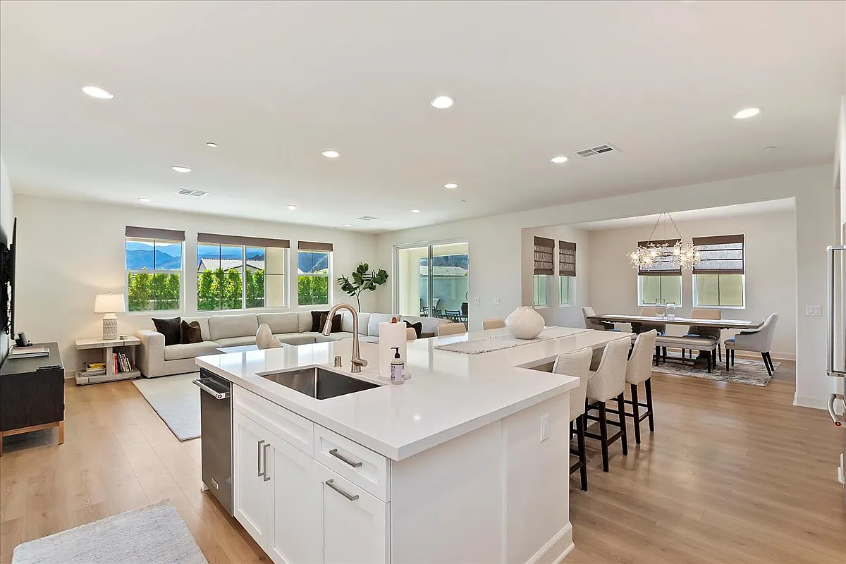 4 bed, 3.5 bath, 2670 sqft, $10,500 — Photo 2