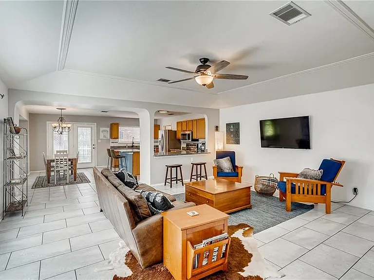 1020 Skylark Hill Ln — Photo 5