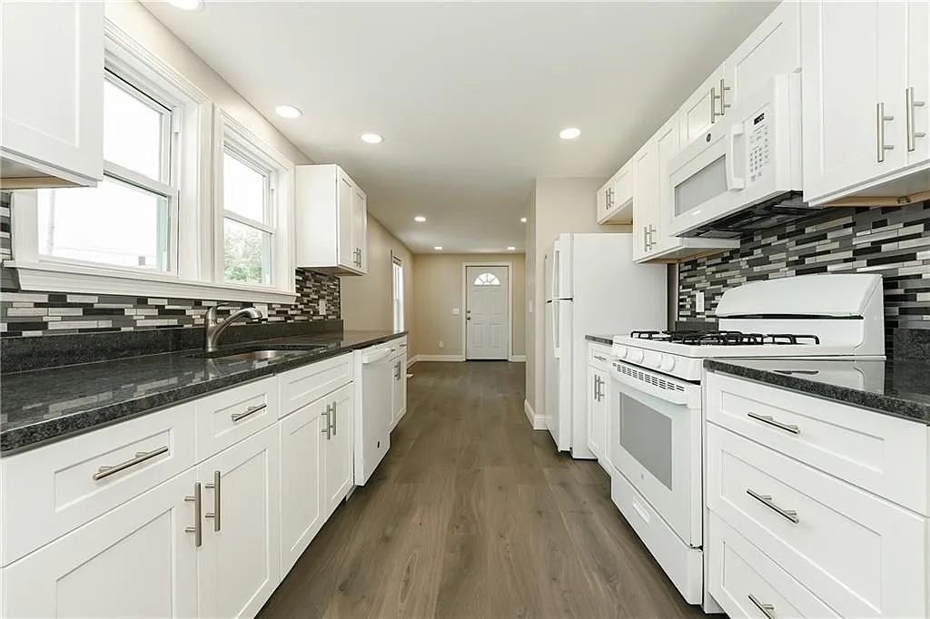 2 bed, 1.0 bath, 675 sqft, $2,200 — Photo 1