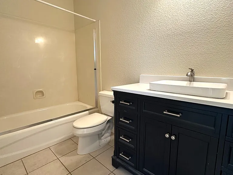 402 Albrecht St — Photo 24