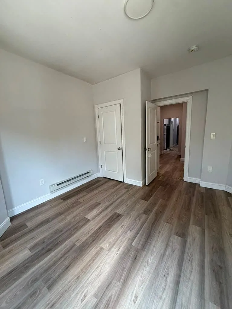 3 bed, 1000 sqft, $2,400 — Photo 4