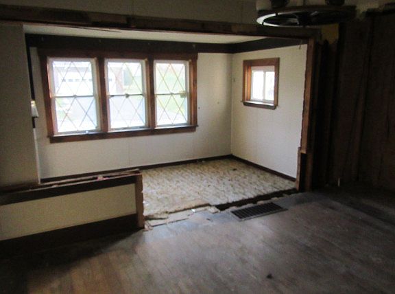 5th image of 221 Woodland St