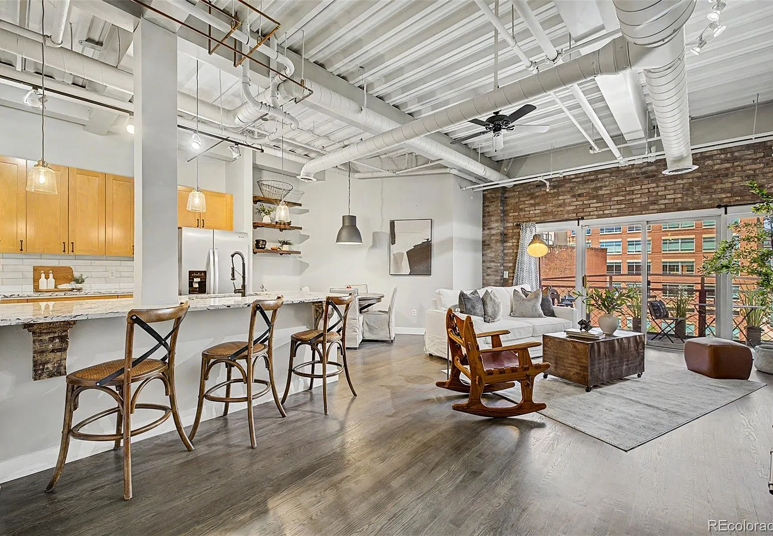 West End Lofts Condos — Photo 2