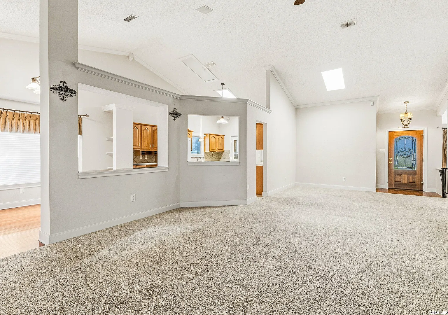 3 bed, 2.0 bath, 2556 sqft, $2,100 — Photo 2