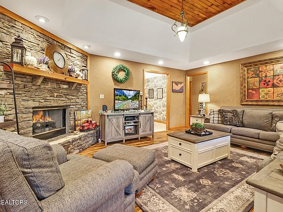 6th image of 426 Allen Dr