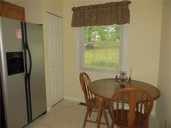 3rd image of 2572 Hawthorne Dr