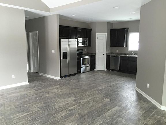 3rd image of 110 Saddlebrook Ct