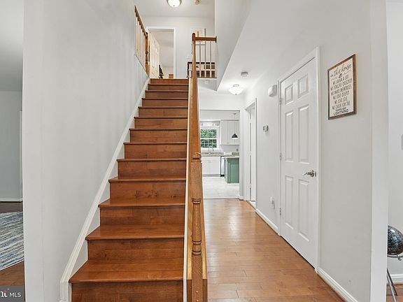 3rd image of 8 New Brunswick Ct