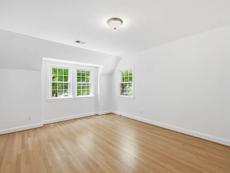 4453 S Dakota Ave NE — Photo 13