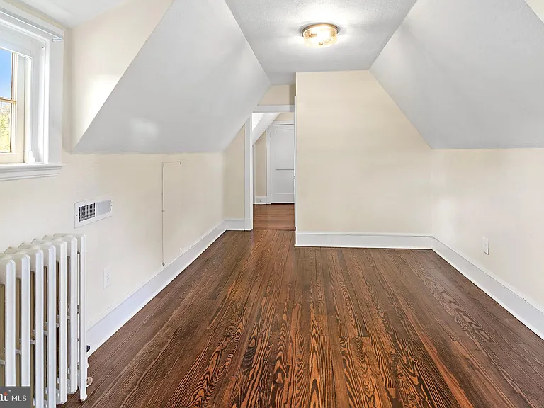 7704 Crossland Rd — Photo 48