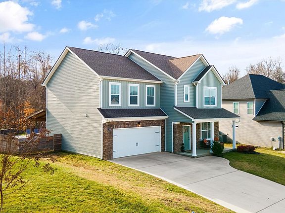 3rd image of 929 Carter Ridge Dr