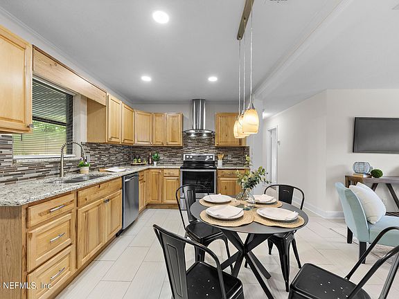 4th image of 9744 TIFFANY Avenue