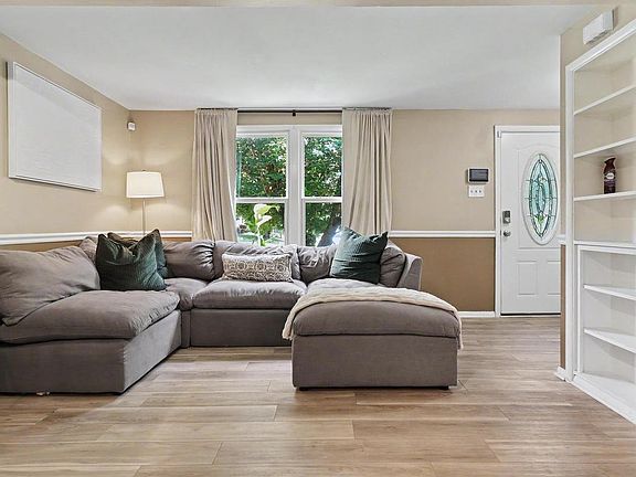 3rd image of 14 Fitzharding Pl