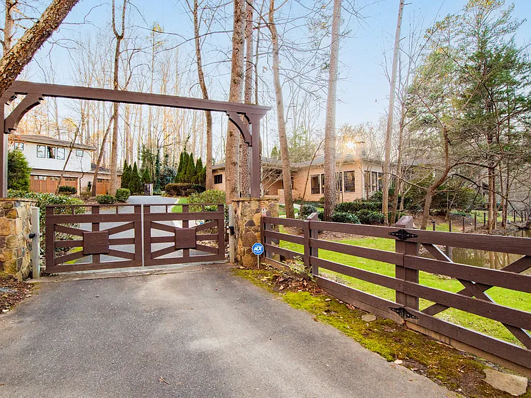 3911 Lakeside Dr — Photo 47