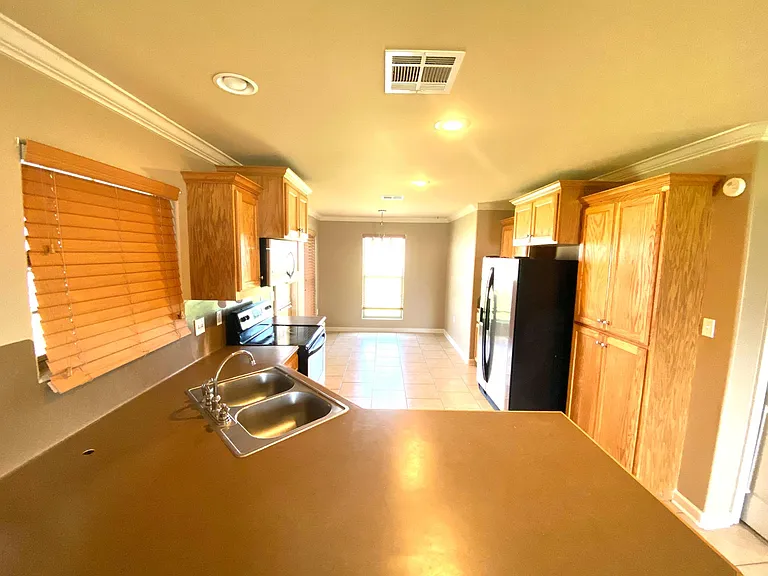 1021 Gary Dr — Photo 9