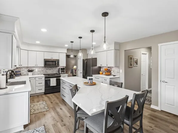 5905 Crabapple Ln, Johnston, IA 50131