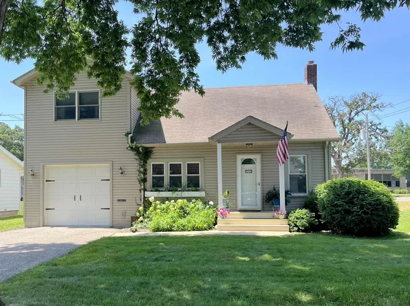 215 East St, Decorah, IA 52101