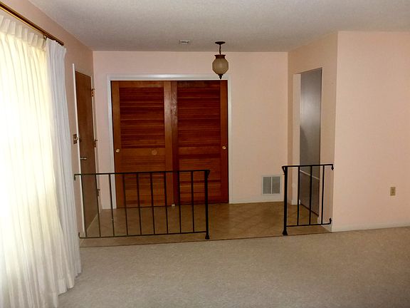 4th image of 3 Greenwood Cir