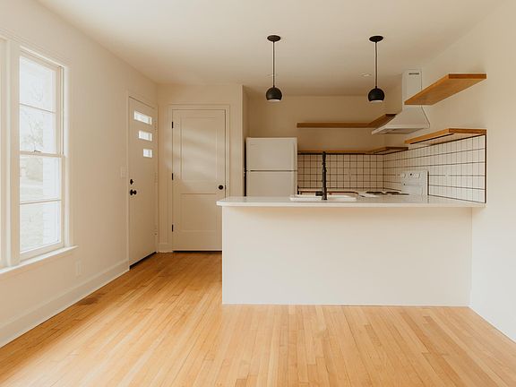 3rd image of 337 Oakview Dr #B
