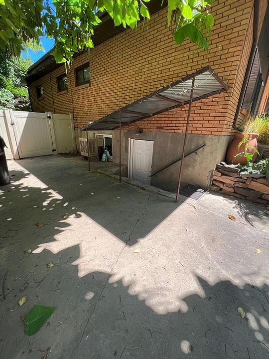 1st image of 1870 Cresthill Dr