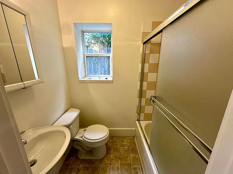 321 N School St — Photo 13