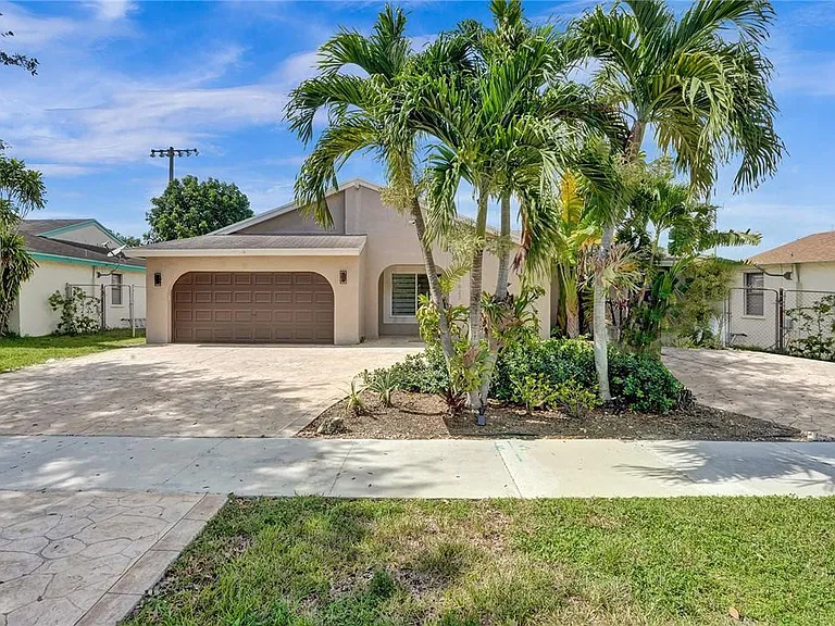 11627 SW 50th St — Photo 52