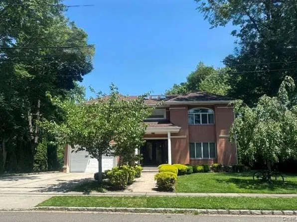 11 Burbury Lane, Great Neck, NY 11023